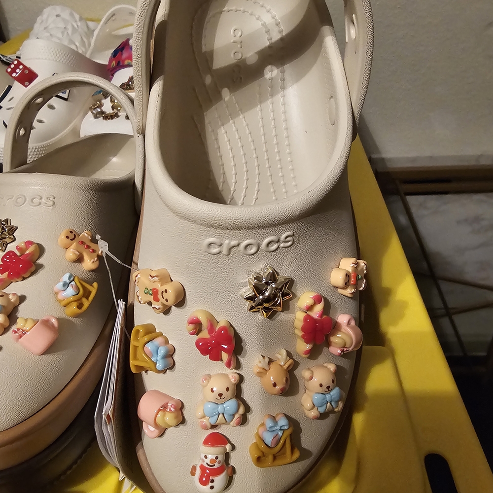 🎁 NEW! Customized Mocha Stacked Crocs w/ Exclusive Christmas Charm Set - Picture 2 of 8